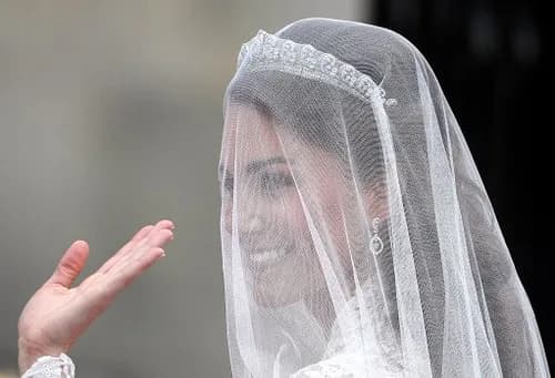 wedding veil and tiara