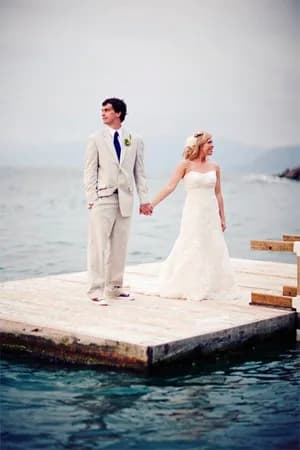 What would be the best thing for the groom to wear for a beach wedding?